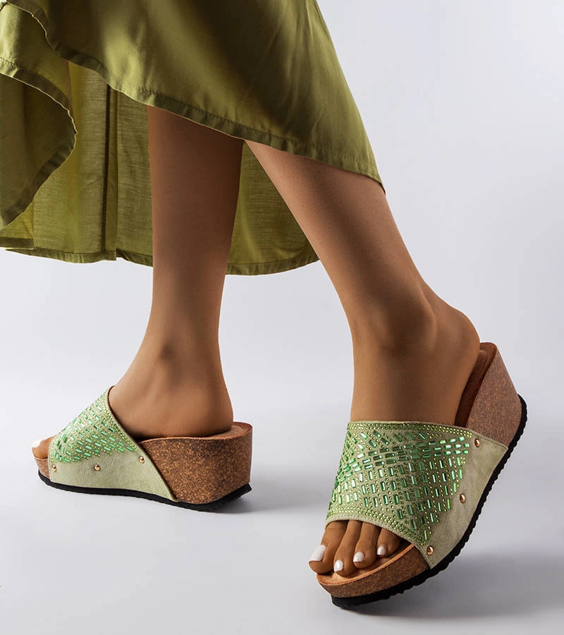 Zöld cipők cirkóniákkal Guymon talppal