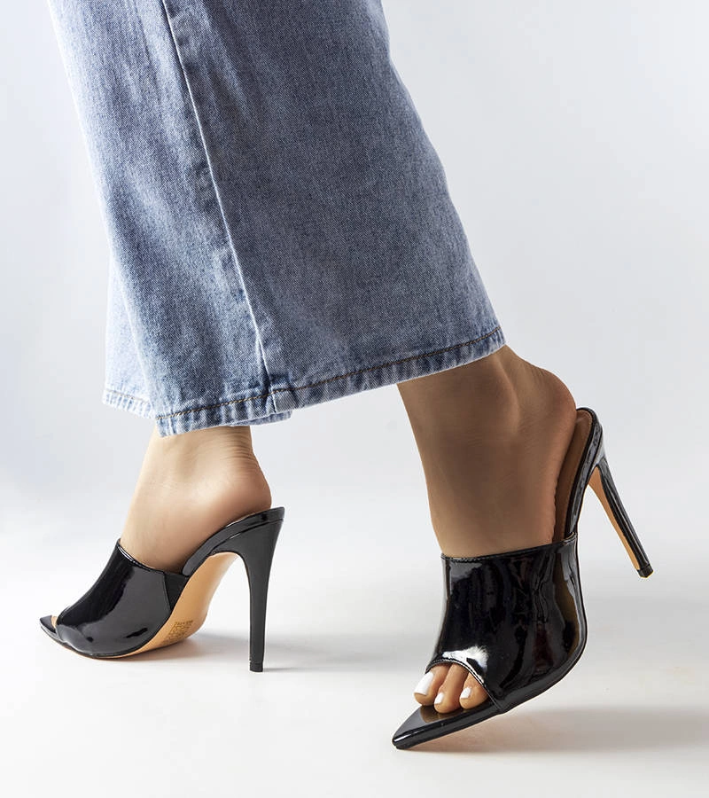 Fekete lakkos tűsarkú szandál Wasima