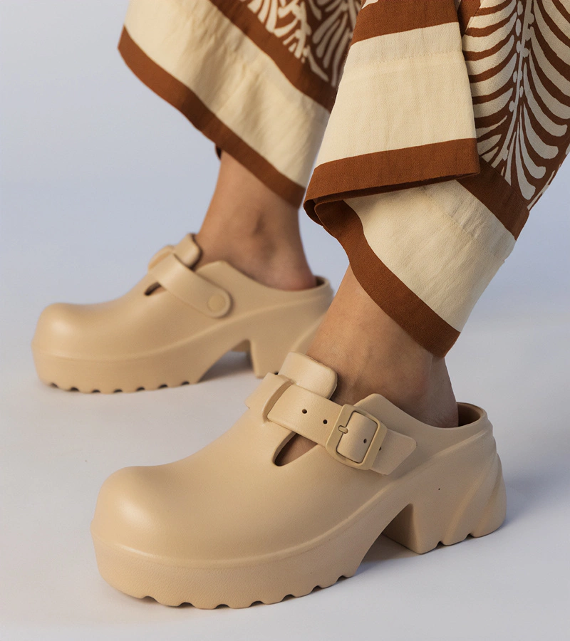 Bézs zárt Ferina papucs klumpa