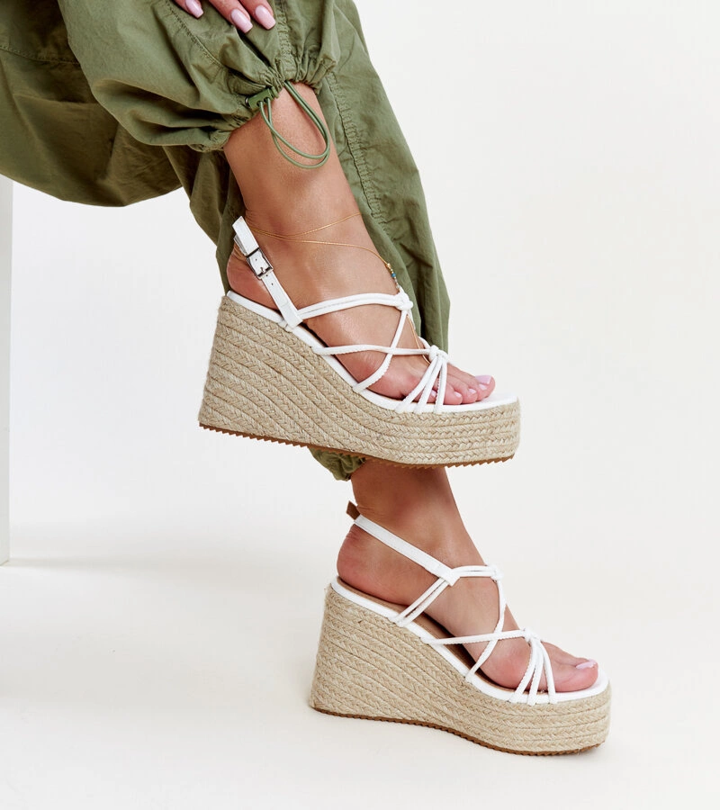 Mara platformos fehér szandál