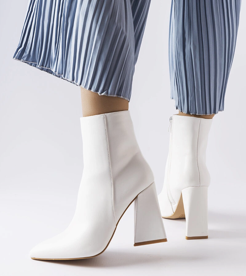 Fehér bokacsizma az Abelina nevű aszimmetrikus sarokkal