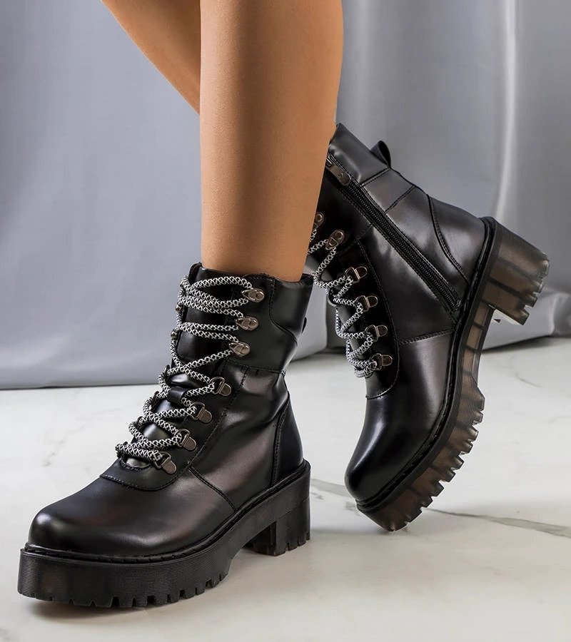 Fekete díszes csizma Hildel