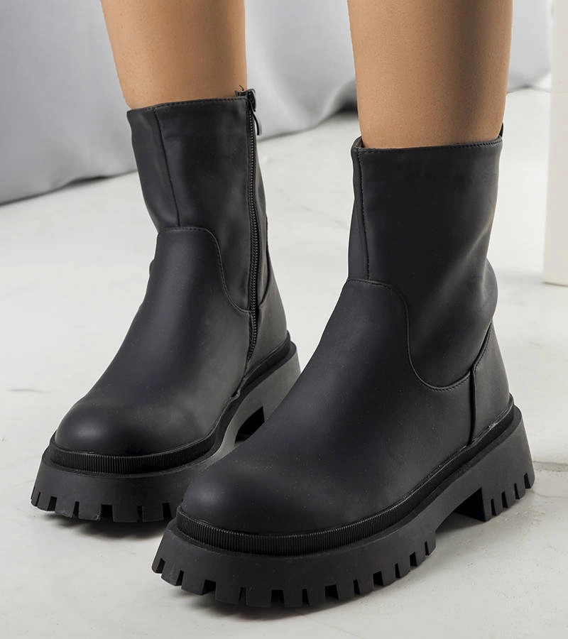 Fekete bélelt bokacsizma Basil