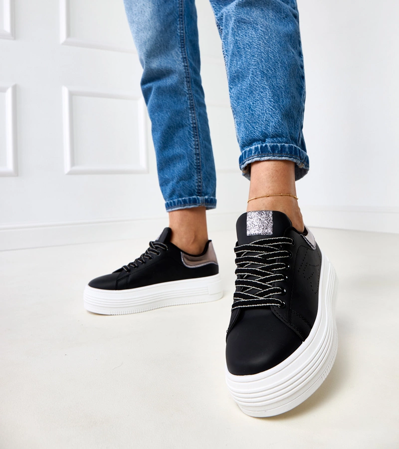 Fekete platformos tornacipő ezüst betéttel Isaksson