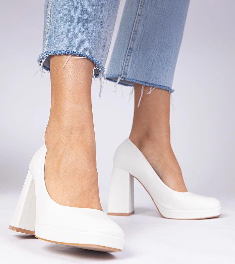 Fehér, négyzet alakú orrú, tömbsarkú körömcipő Irenois