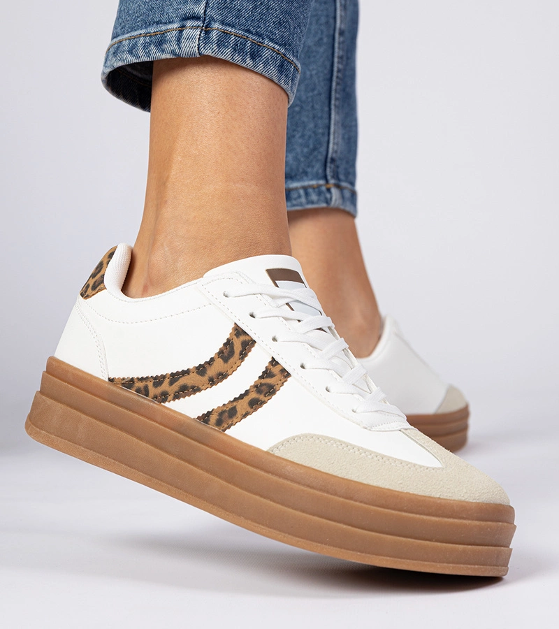 Fehér női tornacipő leopárdmintás kiegészítővel Melly