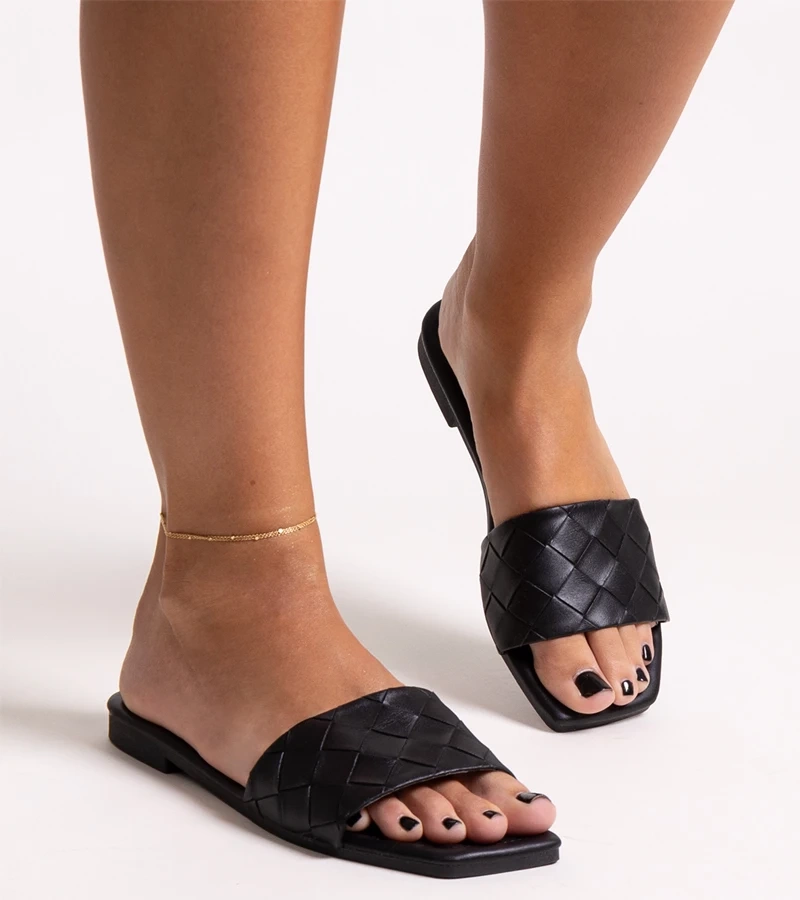 Fekete párnázott betéttel rendelkező Hakimi papucsok