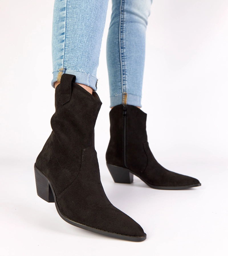 Alka fekete csizmák oszlopon