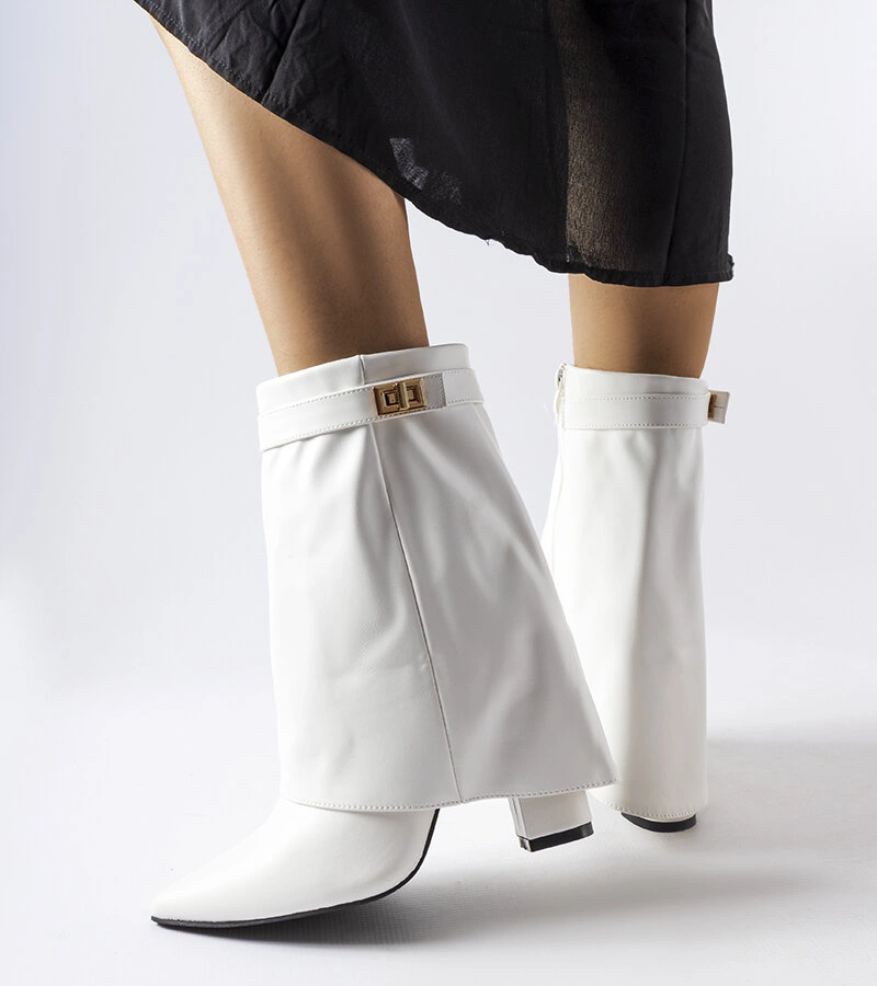 Fehér csizma Aya felhajtott szárral