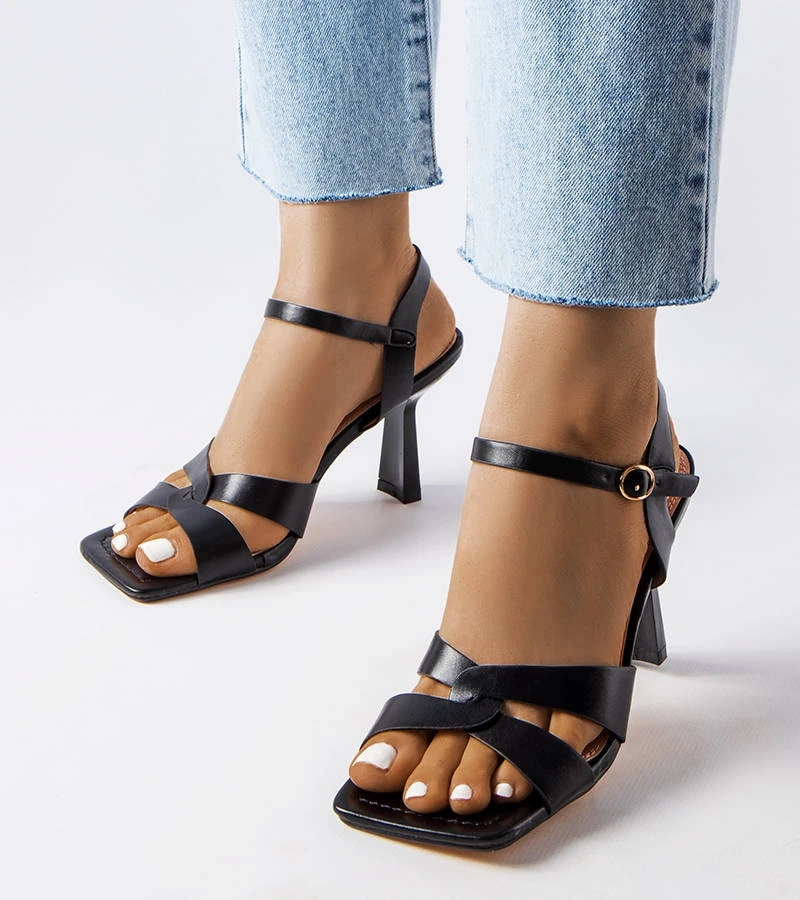 Fekete magassarkú szandál Karolina pánttal