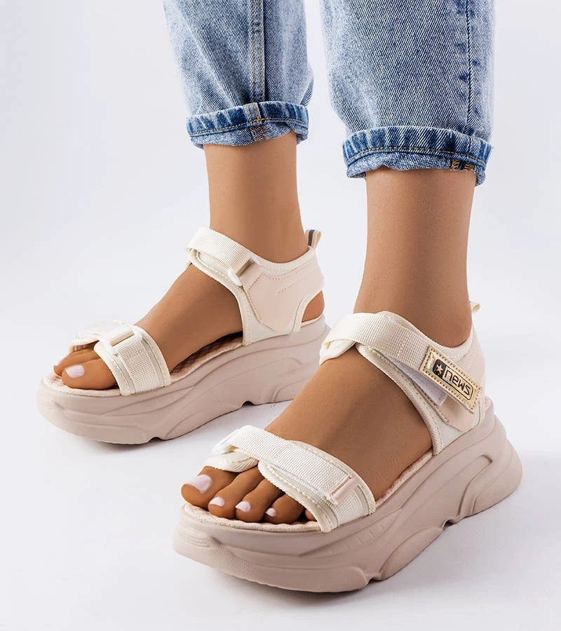 Tampa bézs sportos szandál a platformon