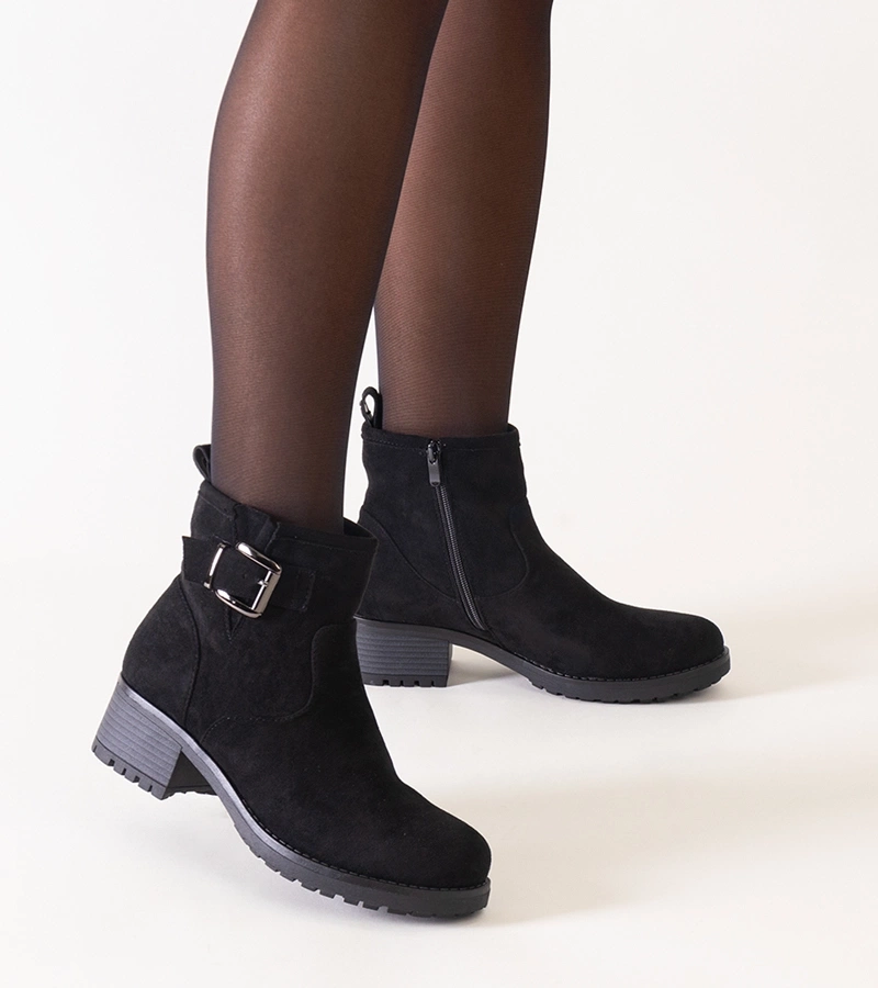 Fekete bokacsizma fém betéttel, alacsony sarokkal, eko-zsámbékkal Nadiara.