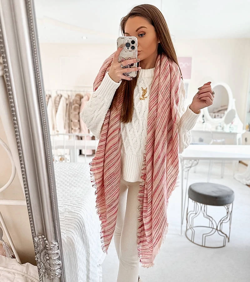 Rózsaszín sál Nyomi