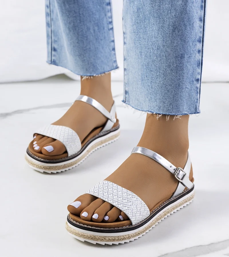 Ezüst szandál díszített platformon Acton