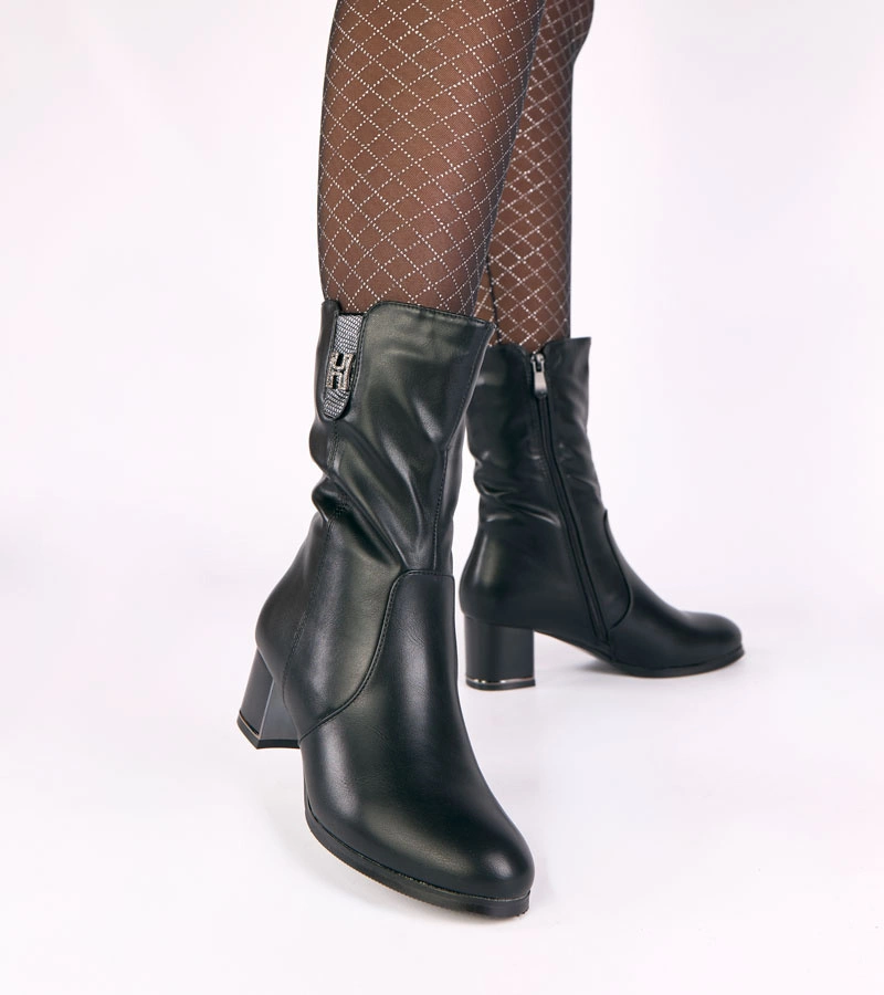 Fekete, vastag sarkú, bélelt, strasszos Gusta bokacsizmák