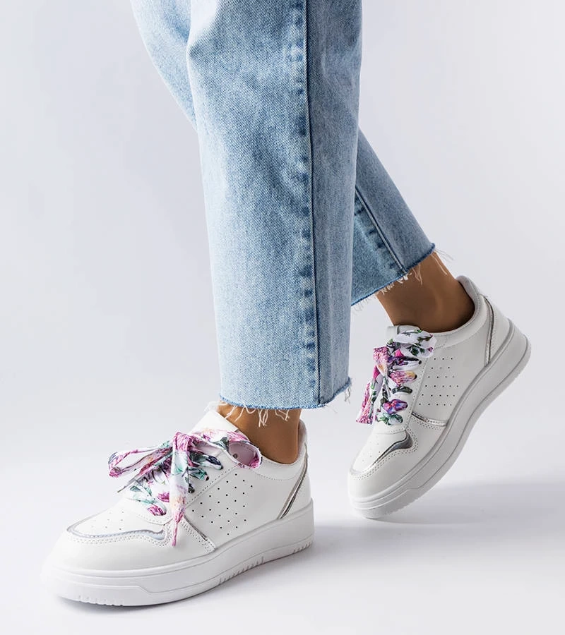 Fehér cipők, amelyeket Pryor masnival kötnek össze.