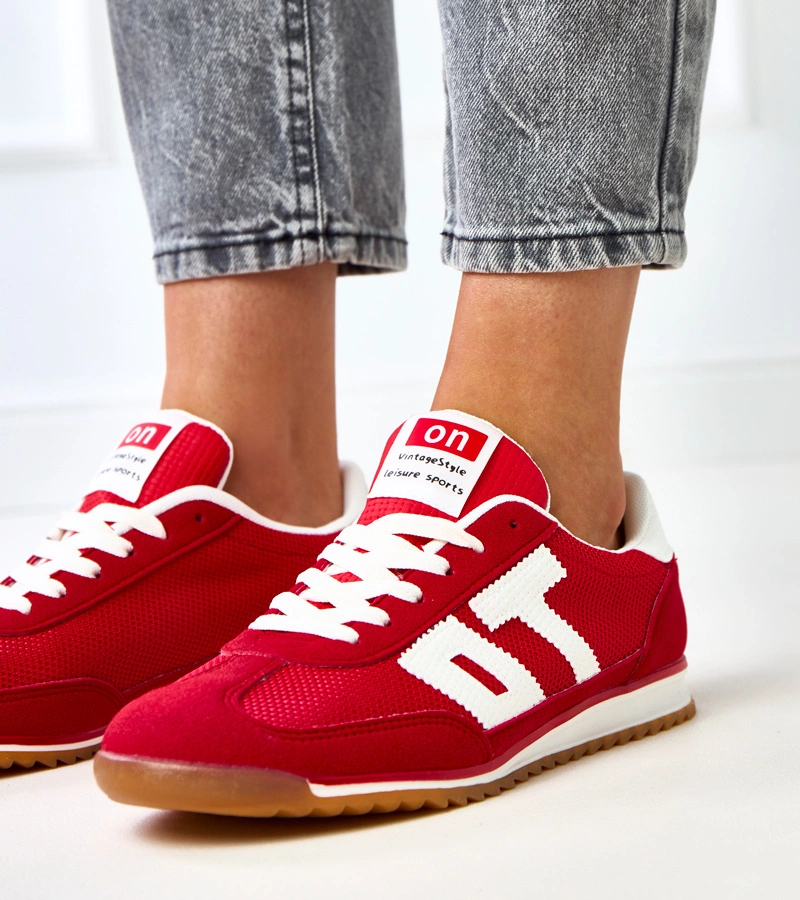 Piros sportos tornacipő fehér elemekkel Ainslie