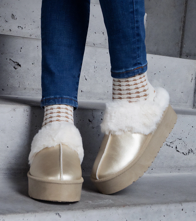 Arany papucsok platformon szőrmével díszítve gumival a saroknál Asza