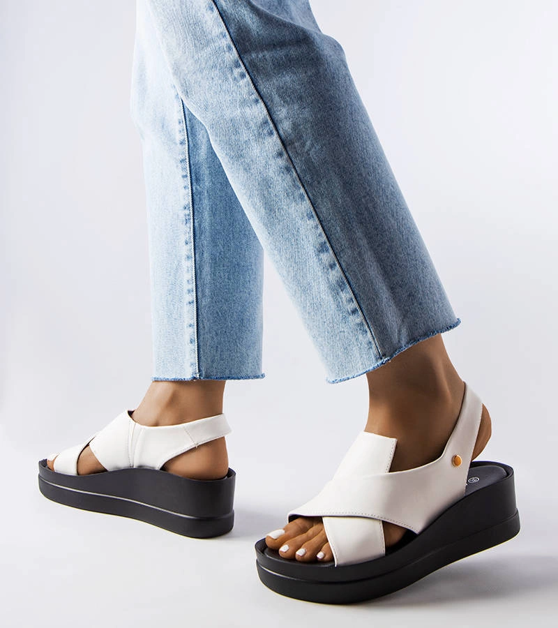 Fehér platformos szandál Adelina