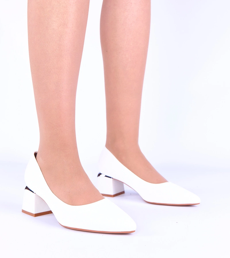 Fehér, alacsony sarkú, ezüst díszítésű Vallisa körömcipő