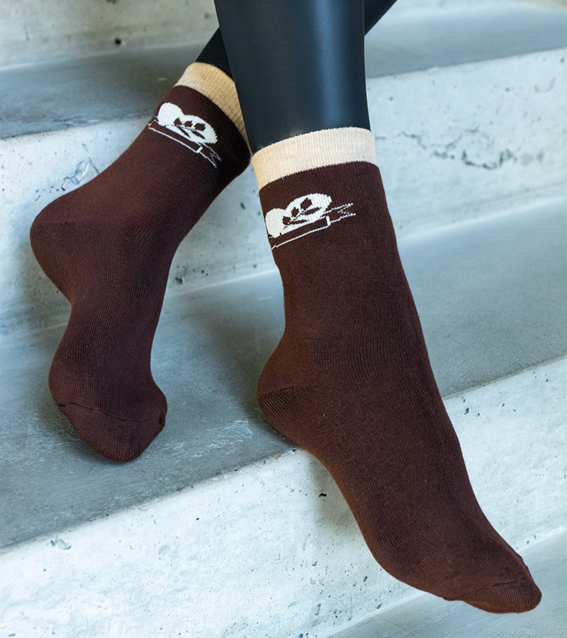 Brązowe ciepłe skarpetki Sella po węgiersku to: **Barna meleg zokni Sella**.