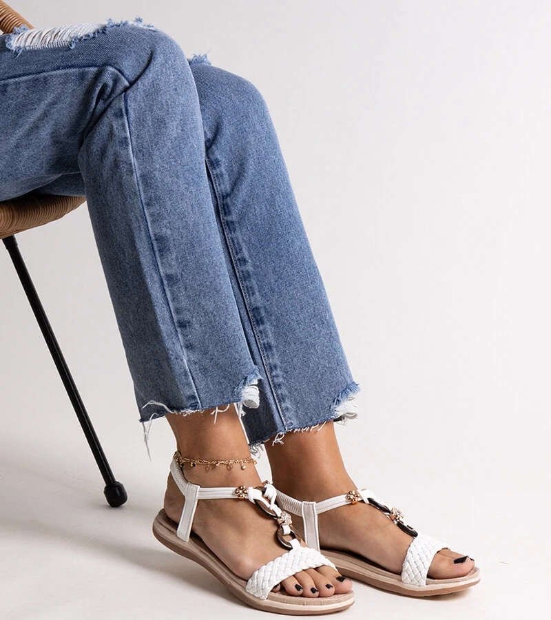 Izodora fonott fehér szandál