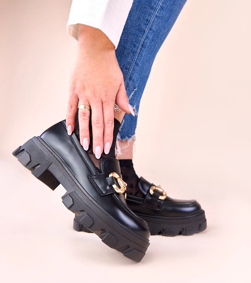 Fekete mokaszin arany díszítéssel Ruben