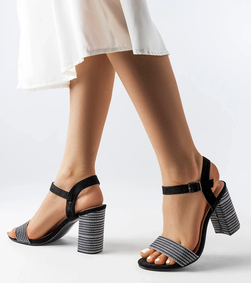 Fekete, ezüstszínű Aurelita díszített szandál