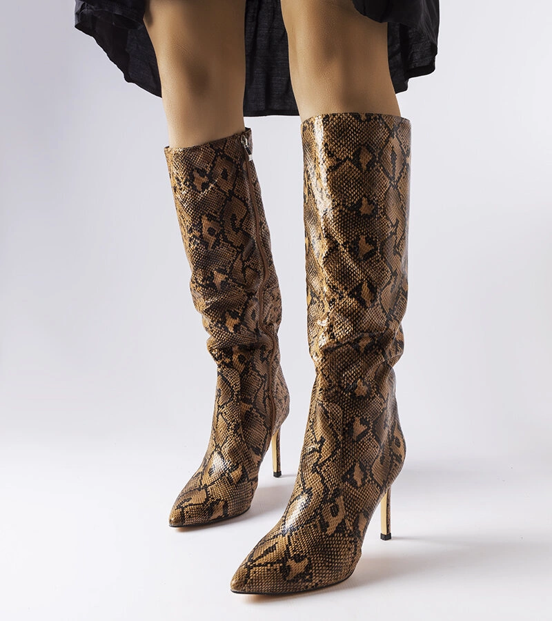 Barna kígyóbőr tűsarkú Carmine csizma