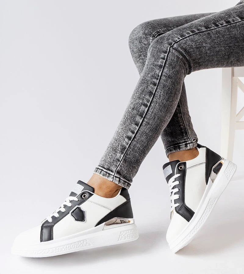 Fehér-fekete edzőcipő ezüst díszítéssel Via.