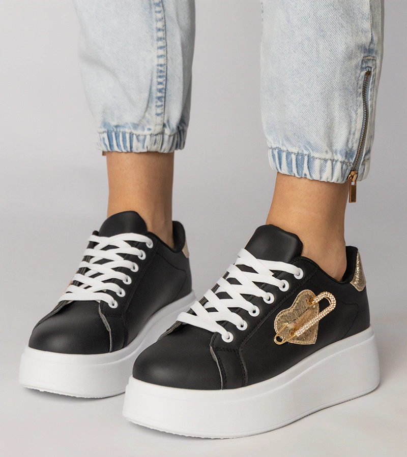 Fekete tornacipő szívvel, átszúrva tűvel Lerisol