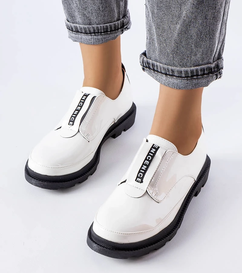 Fehér lakkozott cipők Legget