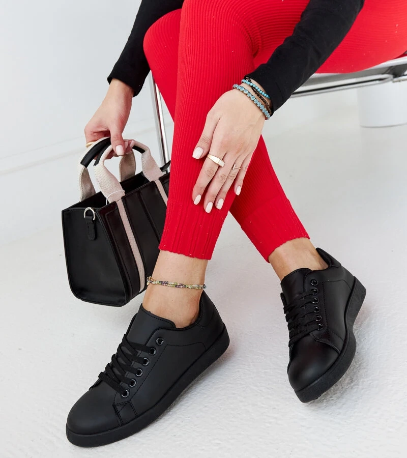 Birikti platformon fekete tornacipő