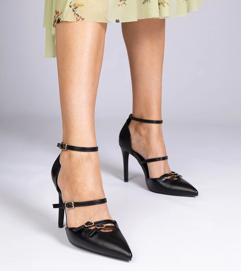 Fekete bokapántos tűsarkú cipő Levita