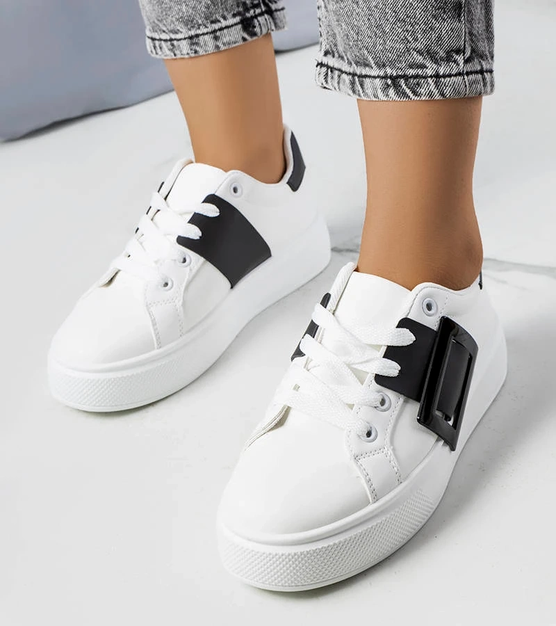 Fehér tornacipő fekete csattal díszítve Toni