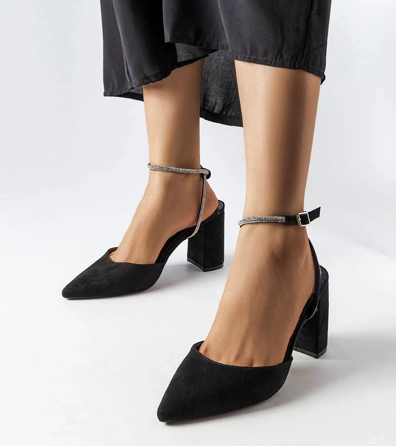 Fekete magassarkú Stella cipők