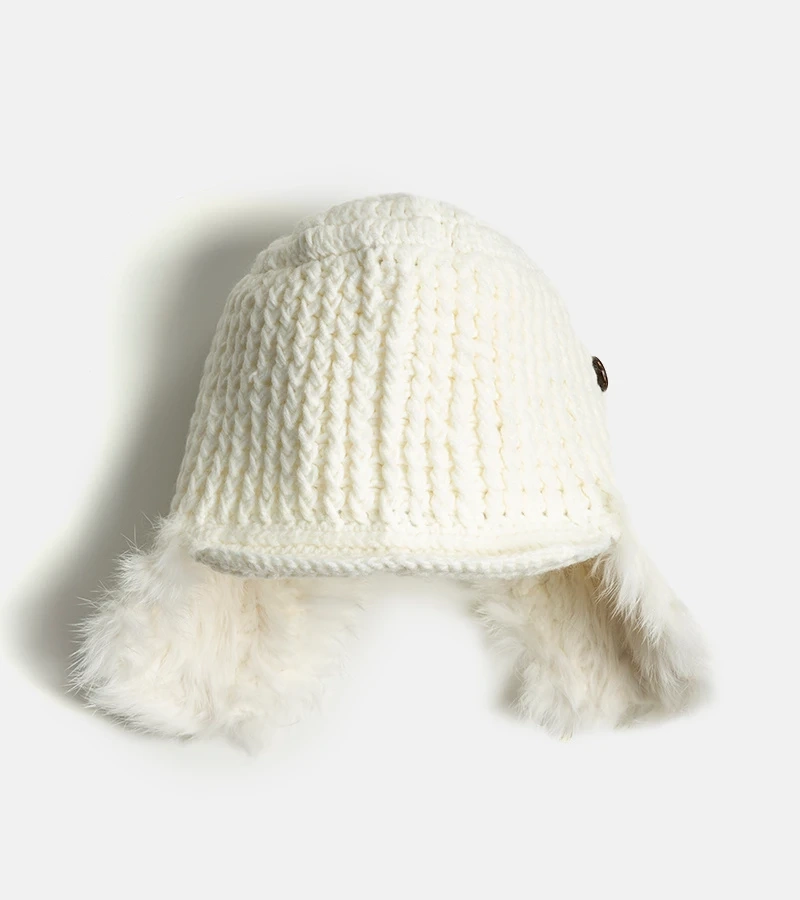 Fehér sapka fülvédővel Zora