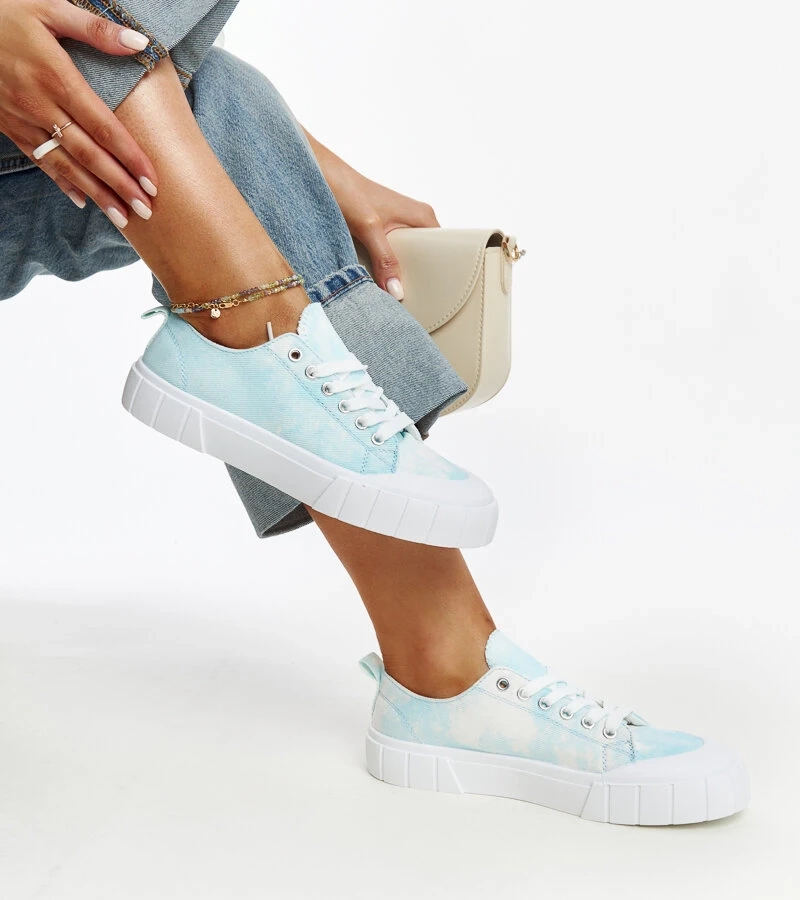 Jerin kék anyagból készült tornacipői