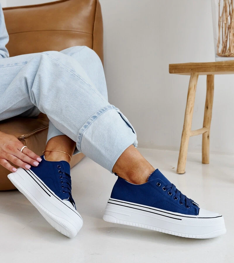 Bahirának vastag talpú kék tornacipői