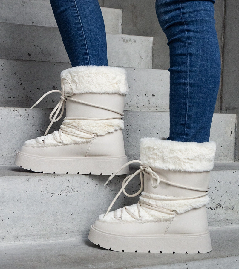 Világosbézs fűzős, szőrmével díszített, bélelt hótaposók Istiss