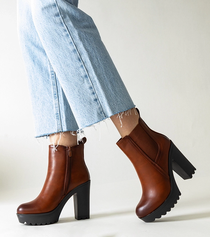 Brązowe botki na wysokim słupku Maladi po węgiersku to: **Barna magas sarkú Maladi csizmák**.