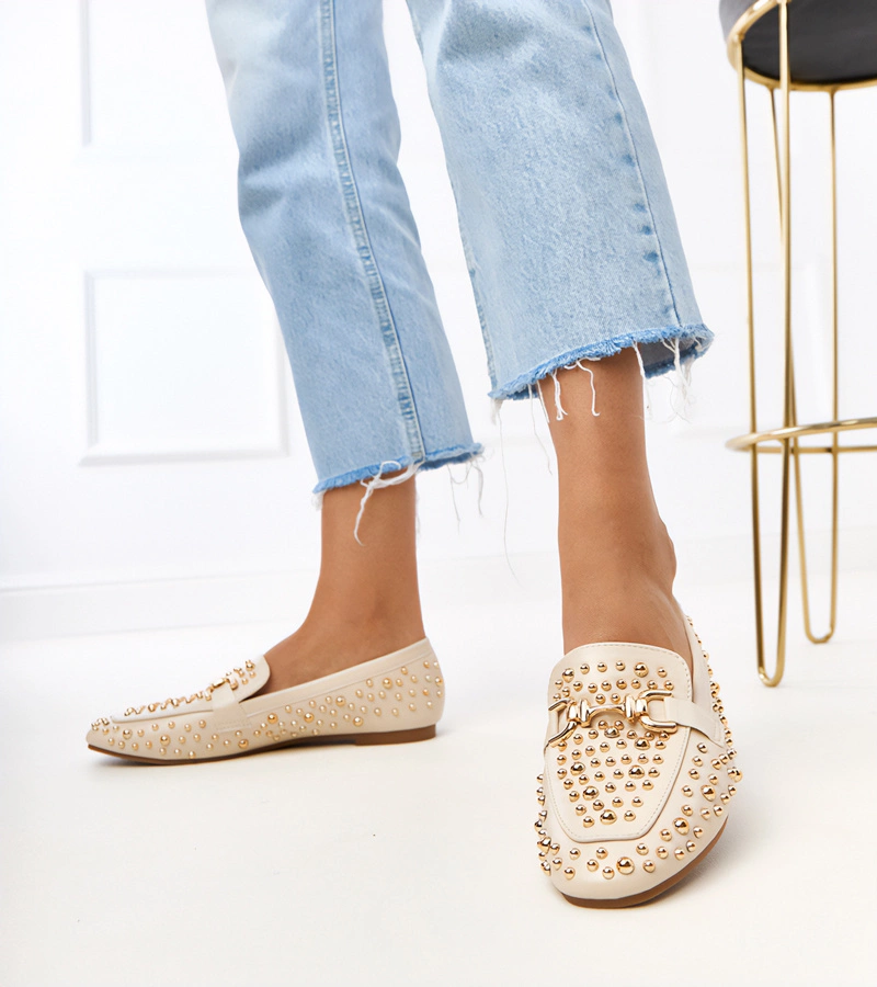 Szegecsekkel díszített bézs mokaszin Lea