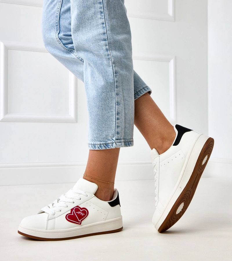 Fehér platform tornacipő piros szívekkel Tela