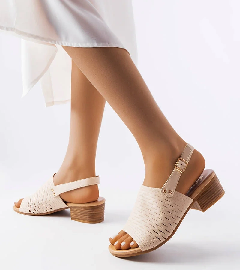 Sivatagi alacsony sarokkal rendelkező bézs szandál