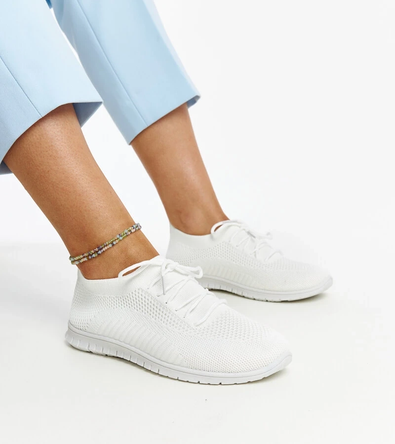 Zahira fehér anyagból készült tornacipői