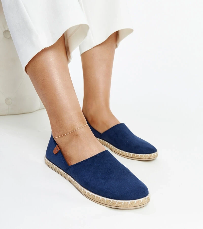 Gimja tengerkék teniszcipői