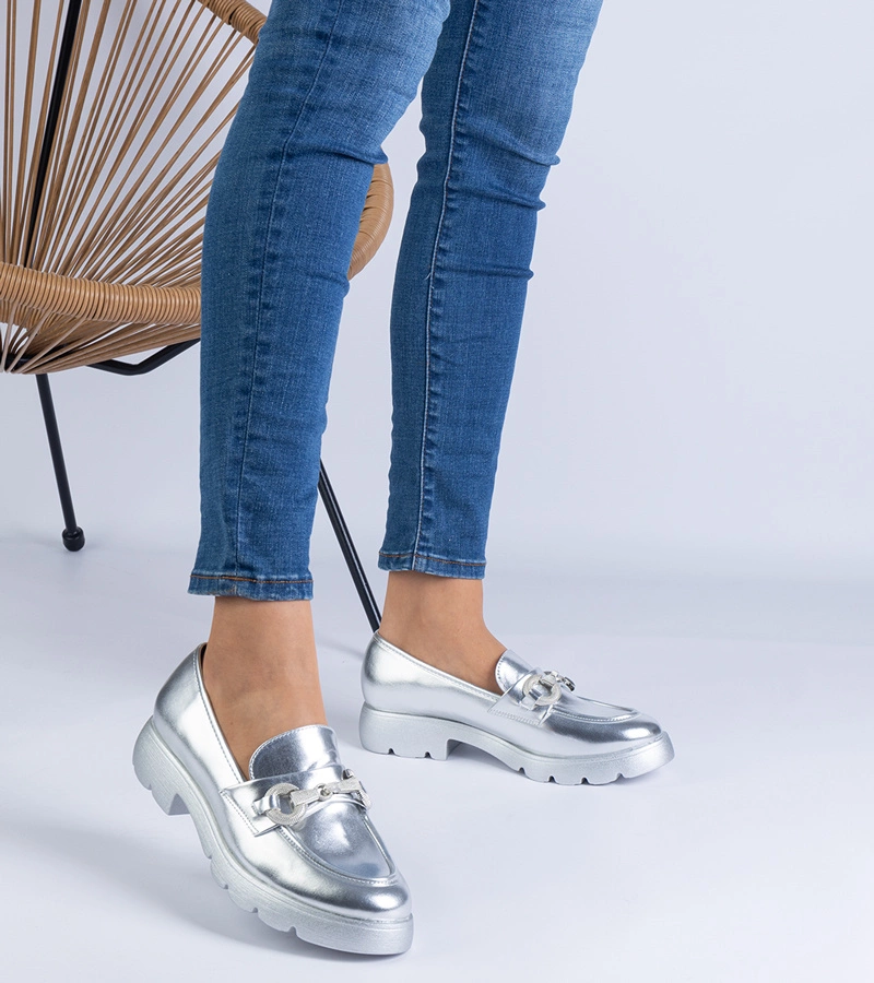 Ezüst klasszikus félcipők díszítéssel Amikol