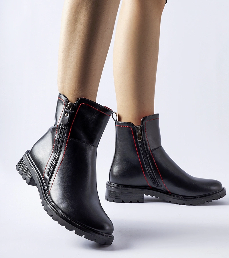 Fekete bokacsizma díszes piros cérnával Nereo