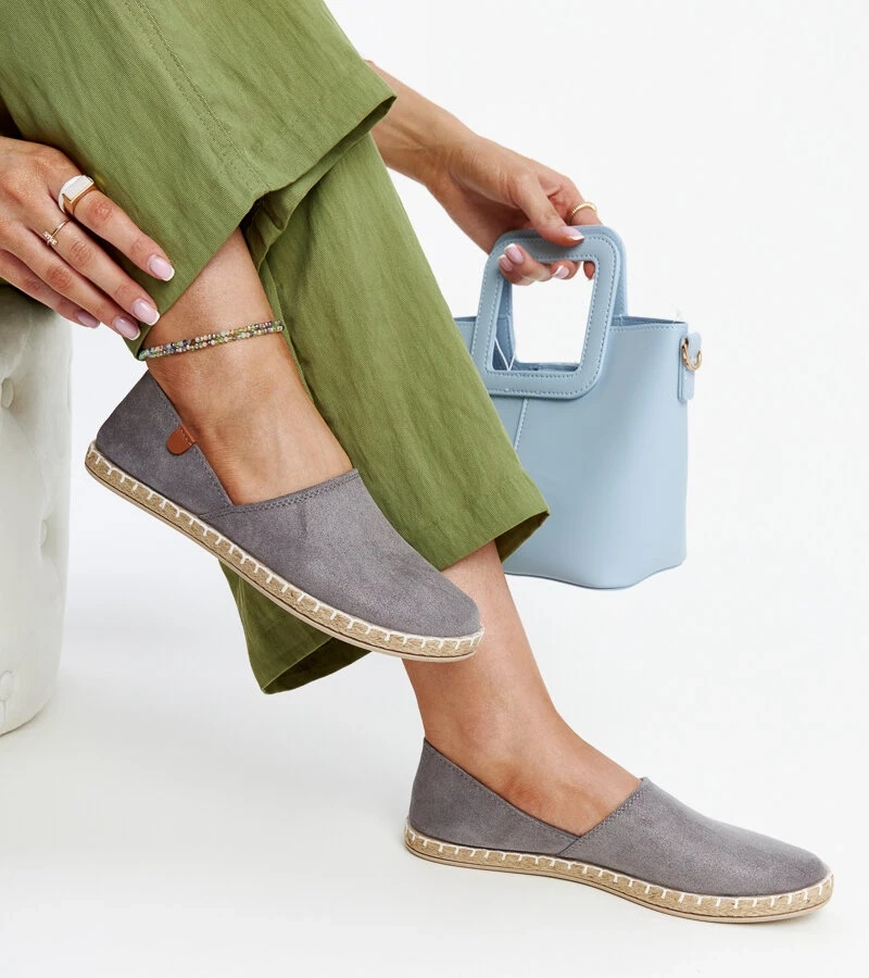 Gimja szürke tornacipői