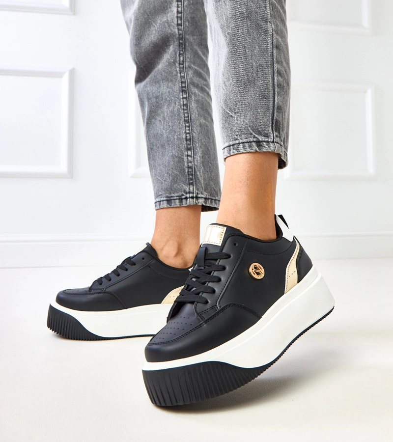 Fekete platformos tornacipő arany motívummal Baresi